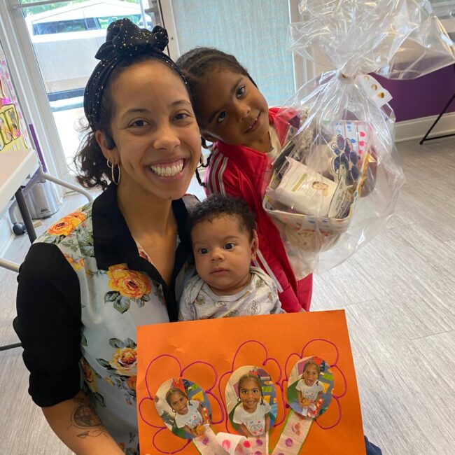 Preschool children celebrate their mommies at Spanish International Learning. Happy Mother’s Day, Mommy!