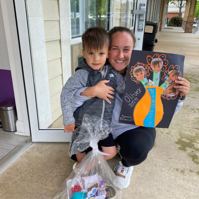 Preschool children celebrate their mommies at Spanish International Learning. Happy Mother’s Day, Mommy!